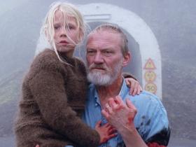 Ingvar Sigurdsson and Ída Mekkín Hlynsdóttir in Hvítur, hvítur dagur (2019)