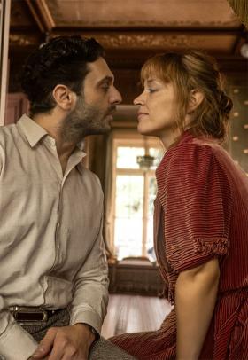 The Electric Kiss - film still - a film by Pierre Salvadori